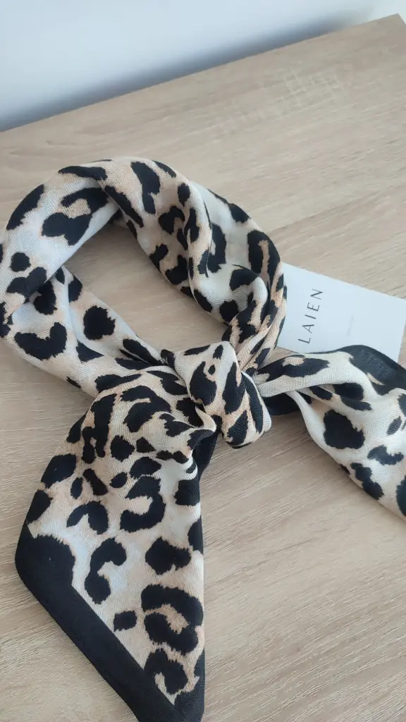 [JW517] Pañuelo suave Leo