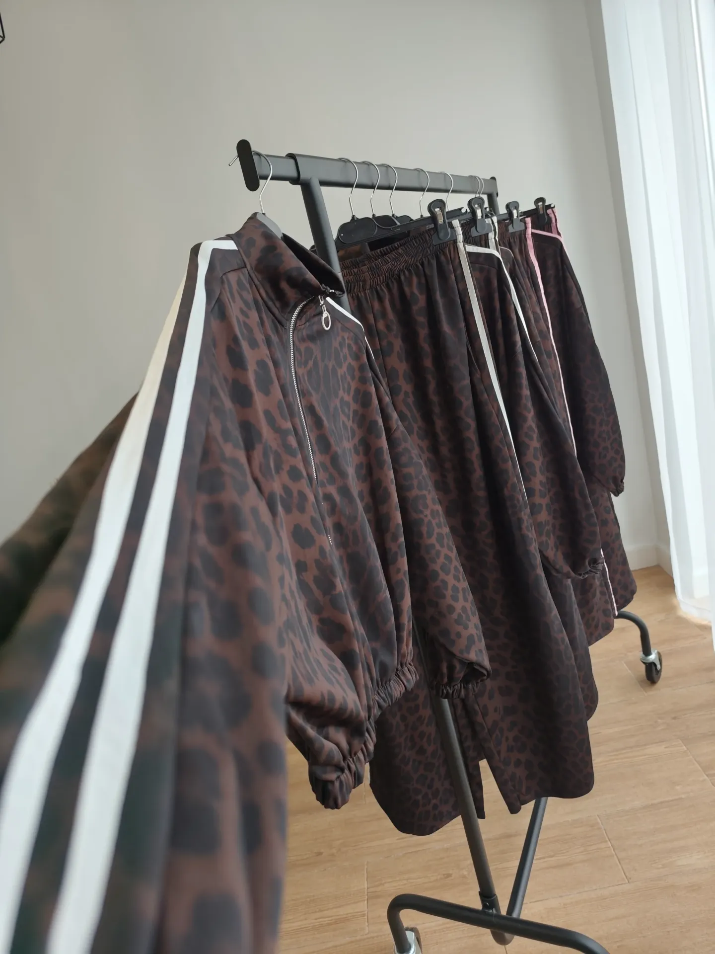 [7709] Conjunto chandal Leo raya blanca